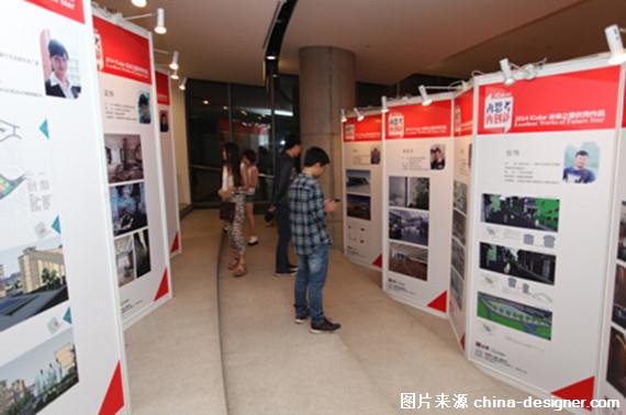 学生驻足观看优秀学生作品展演